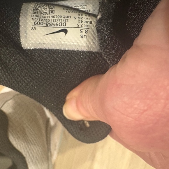 Nike Gray and Orange Athletic Shoes with Modern Design - Picture 2 of 7